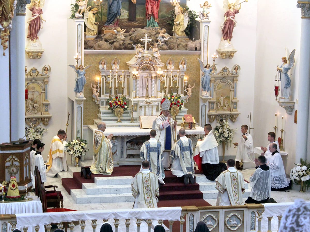 Blessing during the pontiical High Mass